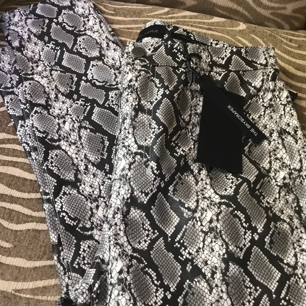 Kendall and Kylie high rise skyscraper boomerang pant NWT